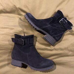 Clark’s size 7 black suede boots